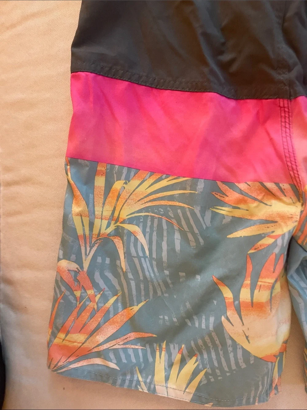 Quiksilver Size 28/14 Tropical Swim Trunks in Black, Pink & Teal